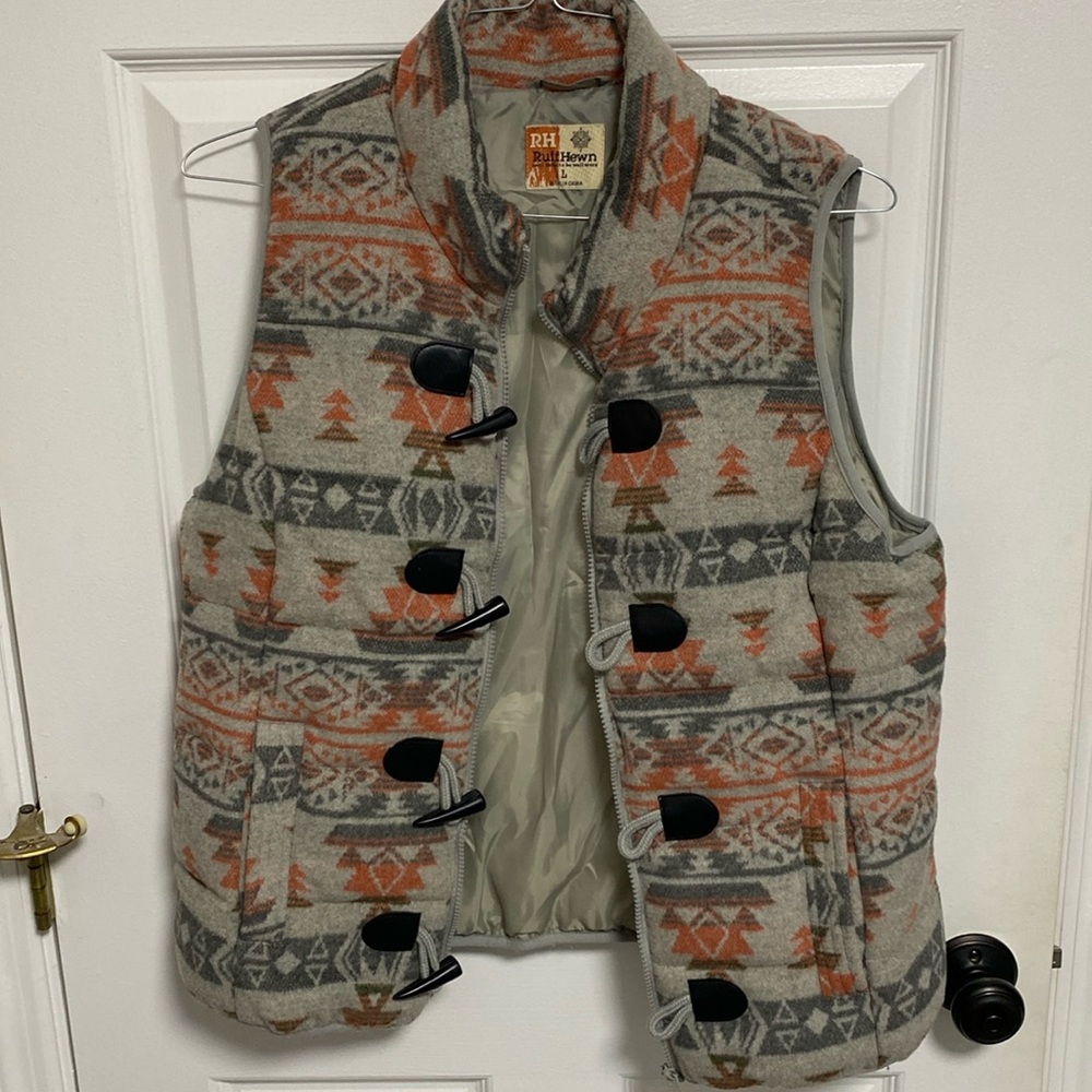 Ruff hewn vest size large. Aztec print. Zipper and buttons.